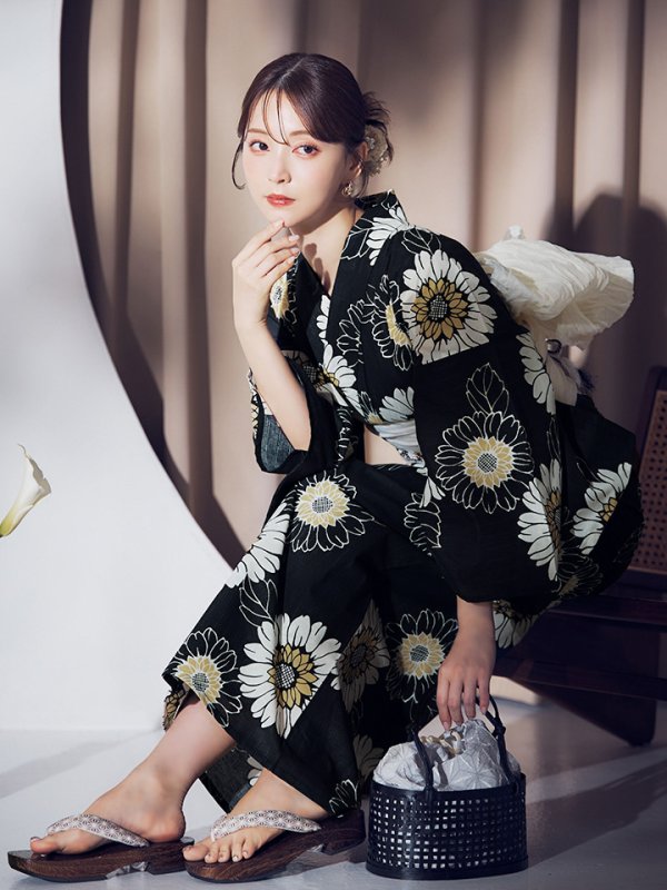 画像1: 【予約 / 5月下旬発送予定】向日葵柄黒色浴衣 OBI-siwa-204-wk-12-OW / HIMO-900-yn-1-B / YA-1066-kj-IV / GETA-02-ok-4-MOC / [y/OF01]